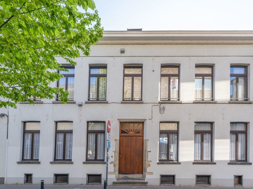 LIGGING<br />
Welkom aan Ramen 4, een unieke locatie in het bruisende hart van Gent. Gelegen op wandelafstand van Korenmarkt, het Gravensteen en de ge