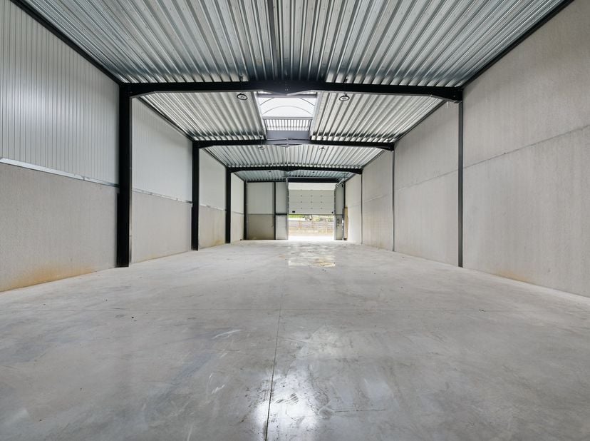 Laatste magazijn in ambachtszone te Wijtschate!<br />
Deze ruime unit van 260 m² is ideaal voor ambachtsbedrijven en is voorzien van een individuele w