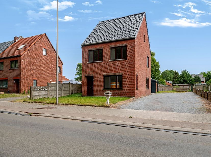 GEZELLIGE GEZINSWONING MET 3 SLAAPKAMERS EN OVERDEKT TERRAS TE HUUR IN HEUSDEN-ZOLDER<br />
Bent u op zoek naar een verzorgde en instapklare huurwoni