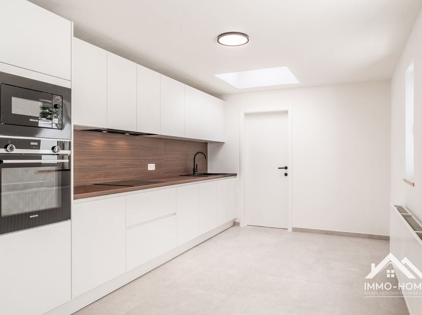 Deze volledig gerenoveerde woning, in 2026, abestveilig en conforme elektriciteit tot 2051, ontvangt je in een ruime inkomhal, met ruimte voor een ves
