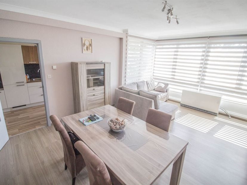 Mooi, onlangs gerenoveerd appartement op de 7e verdieping van een flatgebouw, vlak bij alle voorzieningen. Deze woning bestaat uit: hal met garderobe,