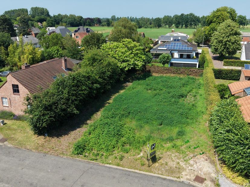 Prachtige bouwgrond voor open bebouwing met een oppervlakte van 755 m² gelegen&amp;nbsp;Antoon Delemazurestraat te Lommel-Kolonie.<br />
<br />
Extra info