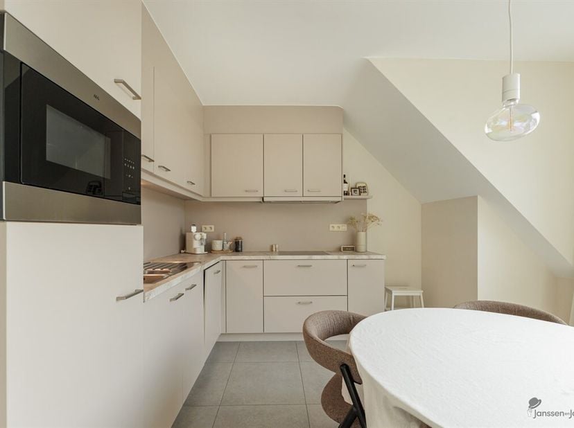 Dit bijzonder aangename en stijlvolle appartement op de derde en bovenste verdieping biedt een mooie combinatie van licht, ruimte en comfort. Het zonn