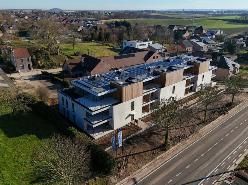 Instapklaar gelijkvloers nieuwbouwappartement (110m²) met 2slp en zonnig terras.<br />
Welkom thuis bij Residentie Visa Versa, waar het uitzicht net z