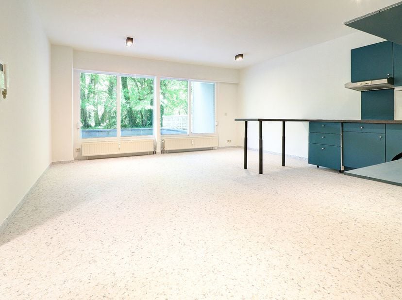 Mooie studio van ca. 40 m²:<br />
<br />
Een woonkamer met open keuken van ca. 30 m²<br />
Keuken enkel uitgerust met een koelkast, kookplaat en spoel