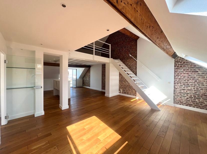 SAINT-GILLES, vlakbij het Parvis, winkels, restaurants en kunstgaleries, ligt dit lichte APPARTEMENT (1 slaapkamer/1 badkamer) van ± 71 m² op de 3e ve