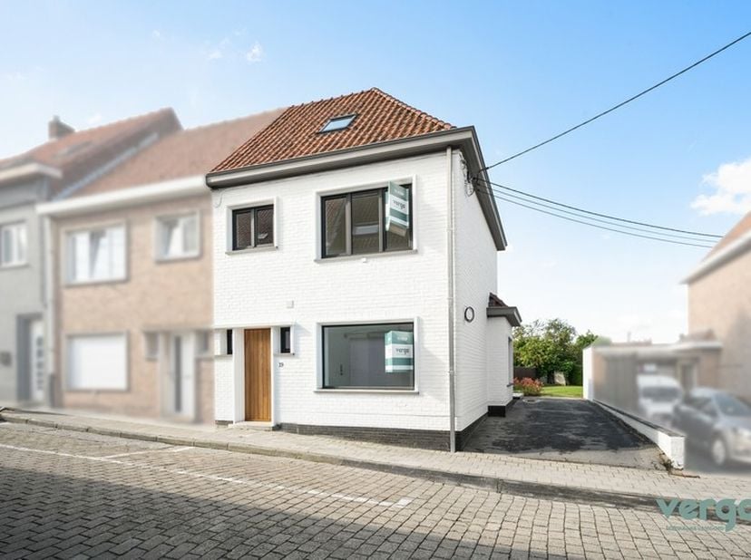 Op zoek naar een woning waar ruimte, licht en gezelligheid perfect samenkomen? Deze volledig gerenoveerde halfopen woning in Zwevegem heeft alles in h