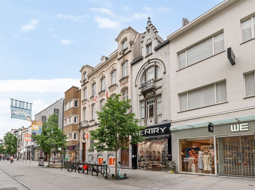 Bent u op zoek naar een commerciële toplocatie in het hart van Mechelen? Dit ruime handelspand van maar liefst 318 m² bevindt zich op de Bruul, dé bek