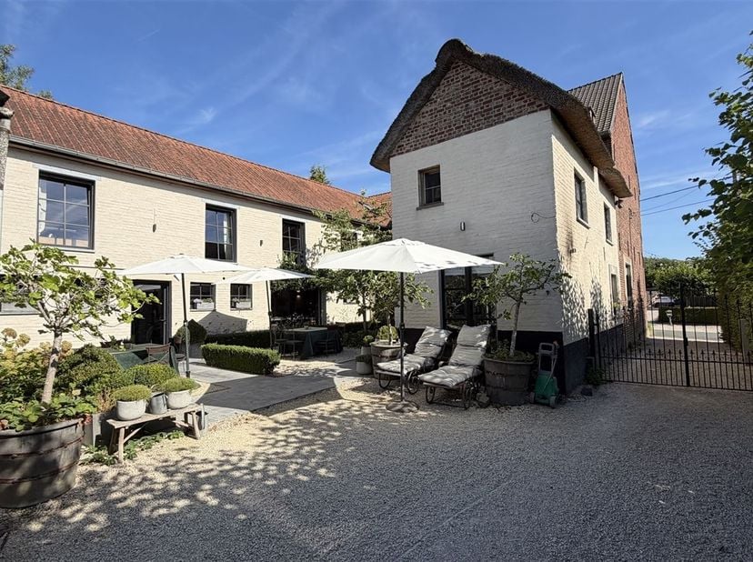 FERME RURALE UNIQUE SUR 8.035 m² – PROPRIÉTÉ POLYVALENTE POUR VIVRE, CHEVAUX &amp; AFFAIRES<br />
<br />
Dans un endroit calme et rural à Geraardsbergen,