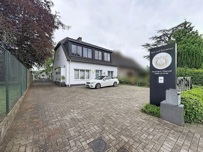 WONING MET 5 SLAAPKAMERS EN BIJGEBOUW<br />
<br />
Uniek gelegen te renoveren woning met 5 slaapkamers, 2 badkamers en bijgebouw met mogelijkheden op
