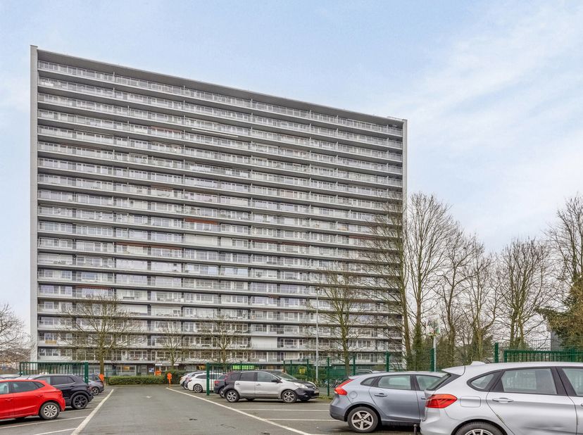 Gunstig en centraal gelegen 2 slaapkamer appartement met ruim terras en privé kelderberging. Gelegen in de stadsrand op de negende verdieping van Resi