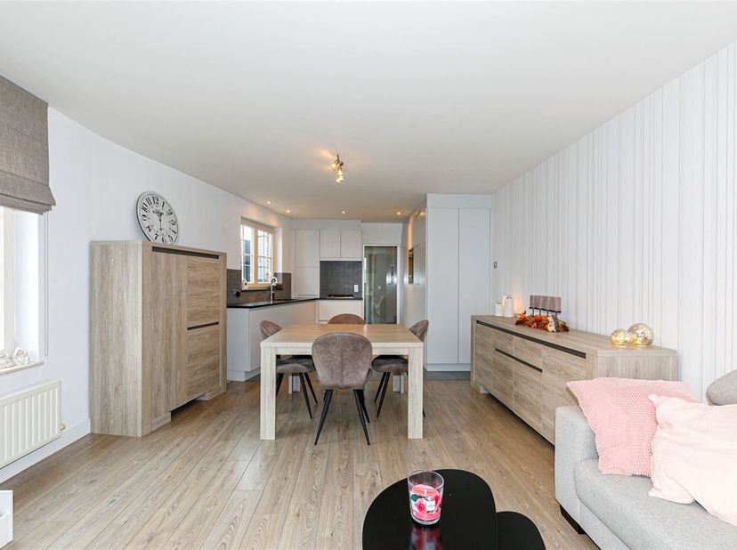 Ruim duplexappartement met 3 slaapkamers, privétuin en garage<br />
Ligging: Het appartement is gelegen op de Brechtsesteenweg in Westmalle.<br />
Ind