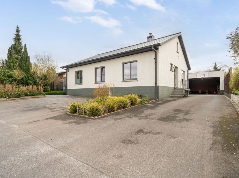 Unieke topper met 5 slaapkamers, lift, mega garage &amp; wellness tuin!<br />
Op zoek naar ruimte, comfort én dat tikkeltje extra? Deze instapklare woning