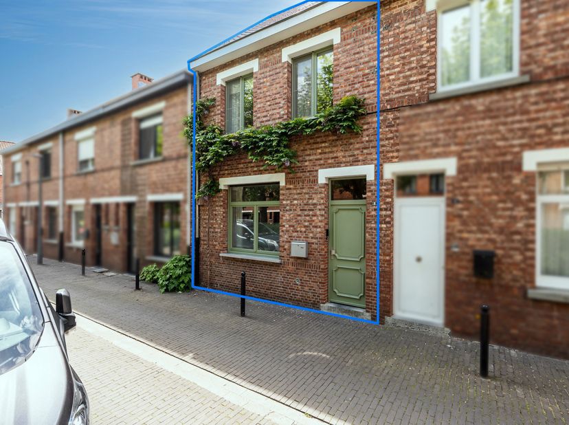 Op een autoluwe locatie in het centrum van Turnhout vindt u deze bijzonder degelijke en smaakvol gerenoveerde stadswoning. Een warme thuis waar authen