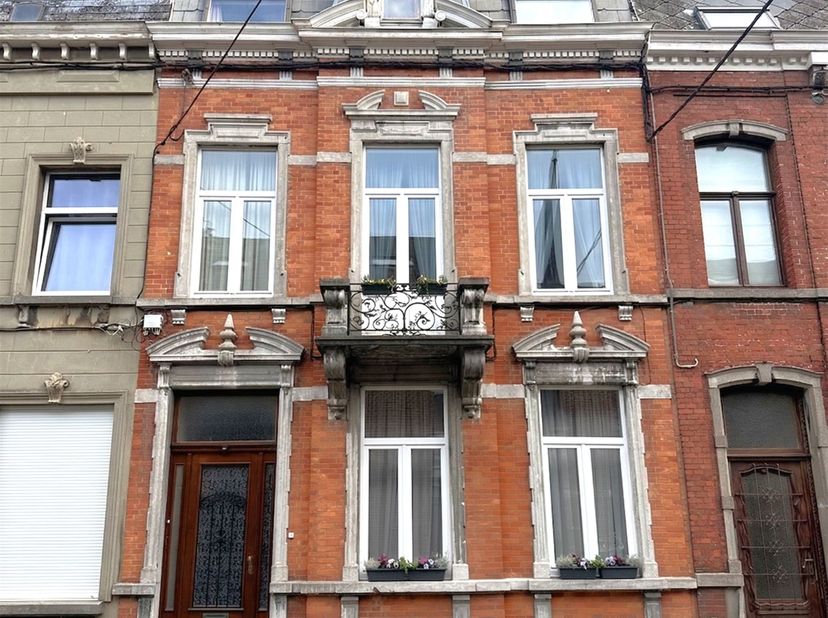 Ref 7733- Rue Maigret, n°3 - 7330 Saint-Ghislain<br />
Bien placée, pleine de caractère.<br />
En plein coeur de Saint-Ghislain, cette maison de maîtr