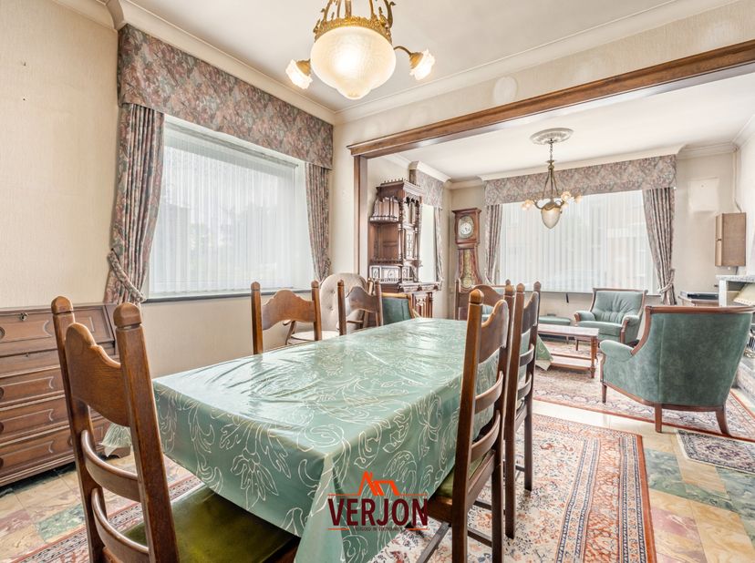 Kijkdag op 30/05/2026 tussen 11 en 12 uur!<br />
<br />
Op een uiterst zichtbare locatie bevindt zich deze charmante woning met verrassend veel ruimte