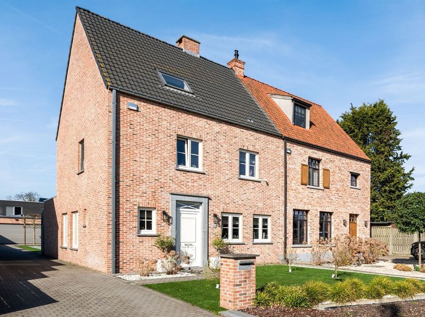 Ontdek deze prachtige HOB in Ranst aan de grens van Oelegem. Gelegen in een rustige straat met licht landelijk karakter. Scholen, openbaar vervoer en