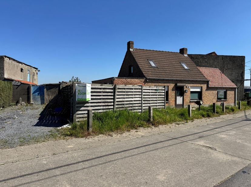 Deze woning met bijhorend stuk grond is gelegen op een grondoppervlakte van 1150 m² en bestaat uit: oprit - living - keuken - berging - badkamer - toi