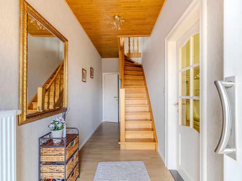 Charmante woning met 3 slaapkamers, zolder, garage en leuke tuin op een toplocatie te Itegem! Deze gezellige woning is gelegen in een groene omgeving,