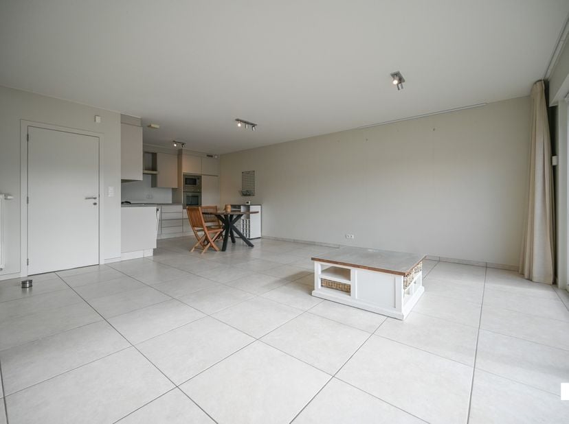 Deze ruime, energiezuinige woning met een bewoonbare oppervlakte van ca. 196 m² is gelegen nabij het centrum van Wevelgem en diverse handelszaken. De