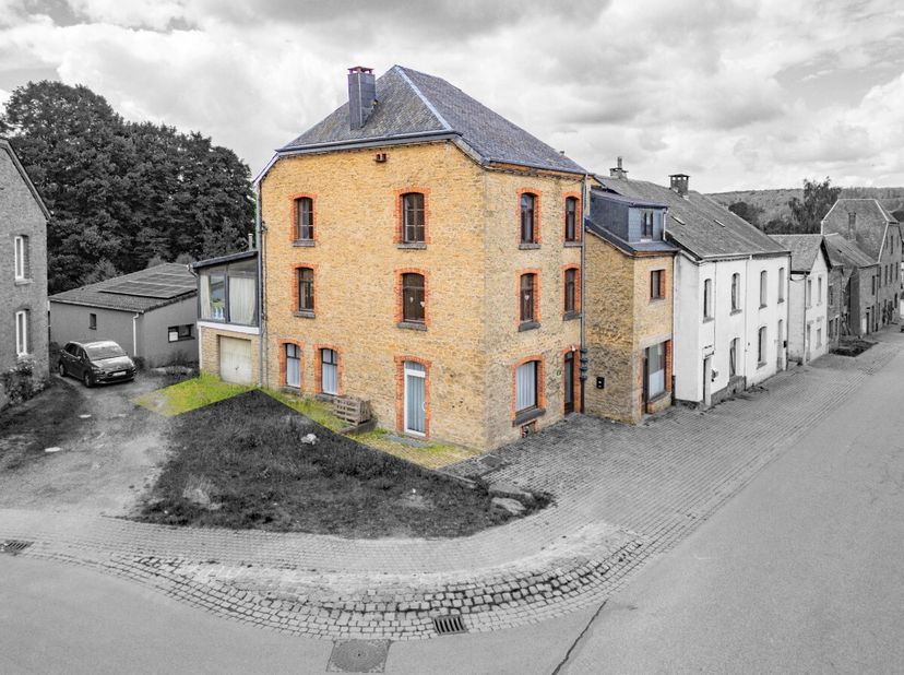 Lagence ERA B-LUX a le plaisir de vous présenter cette maison polyvalente située à Herbeumont, au cur de lArdenne, à proximité de la Semois et des nom