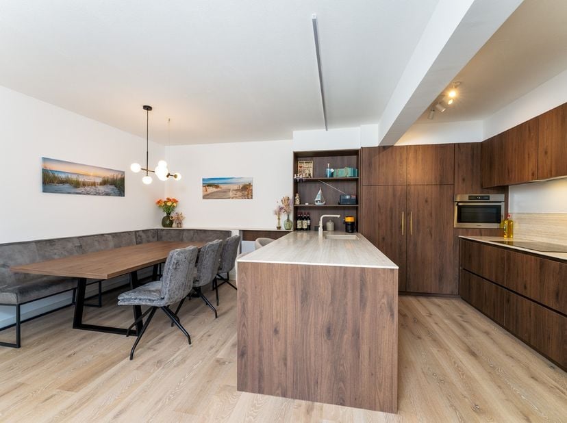 Cet appartement entièrement rénové avec des matériaux de haute qualité est situé au 2e étage de la résidence « Goldsands », à distance de marche de la