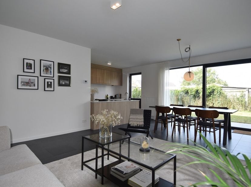 Deze woning (bouwjaar 2018) met private autostaanplaats is gelegen op een rustig gelegen woonerf op wandelafstand van het centrum van Oud-Turnhout. De