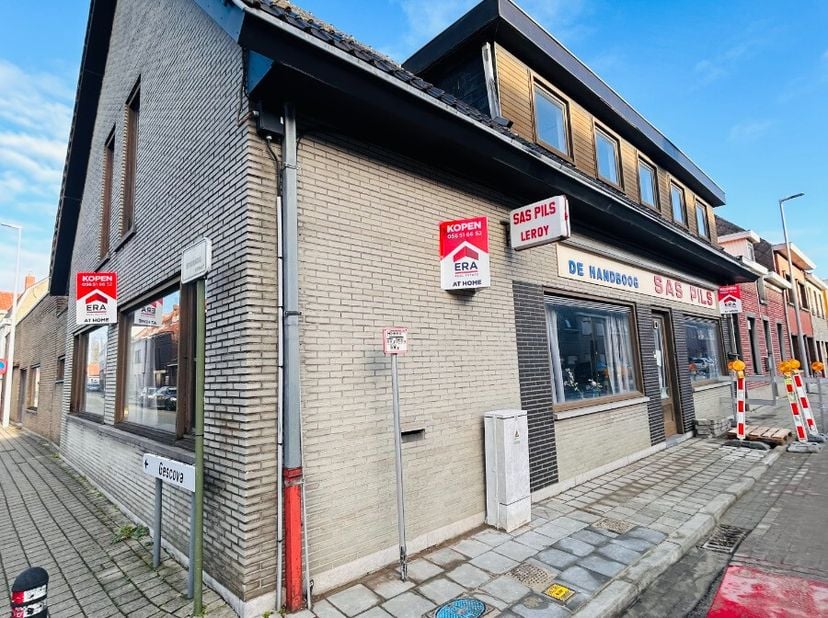 Wevelgem - Handelspand met uitstekende ligging en véél potentieel.Dit voormalig café met ruime feestzaal en dubbele toegang is op zoek naar een nieuwe