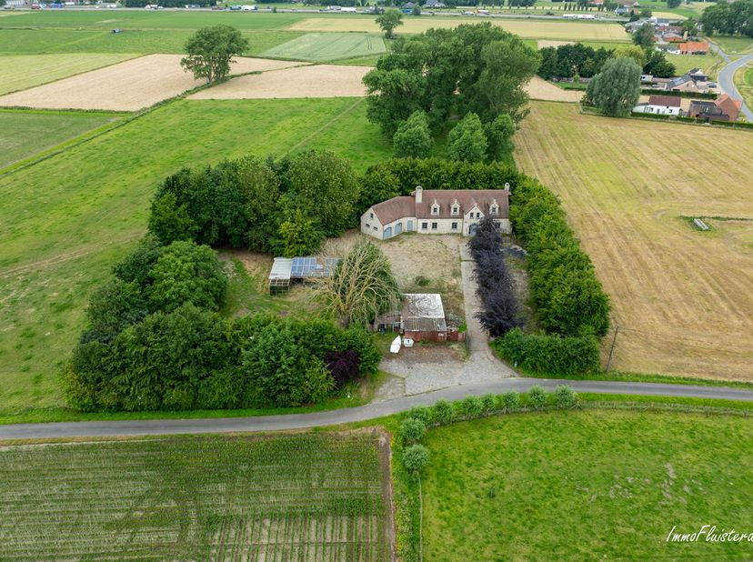 Deze hoogwaardige ruwbouwvilla bevindt zich op een perceel van ca. 7.000 m², bestaande uit een ruim woonperceel van ca. 4.500 m² met op enkele meters