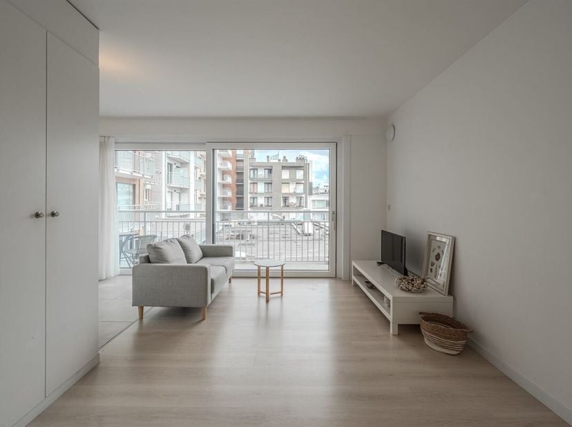 Studio entièrement rénové à vendre dans la Résidence President !<br />
Situé au deuxième étage, ce studio soigné offre une combinaison idéale de confo