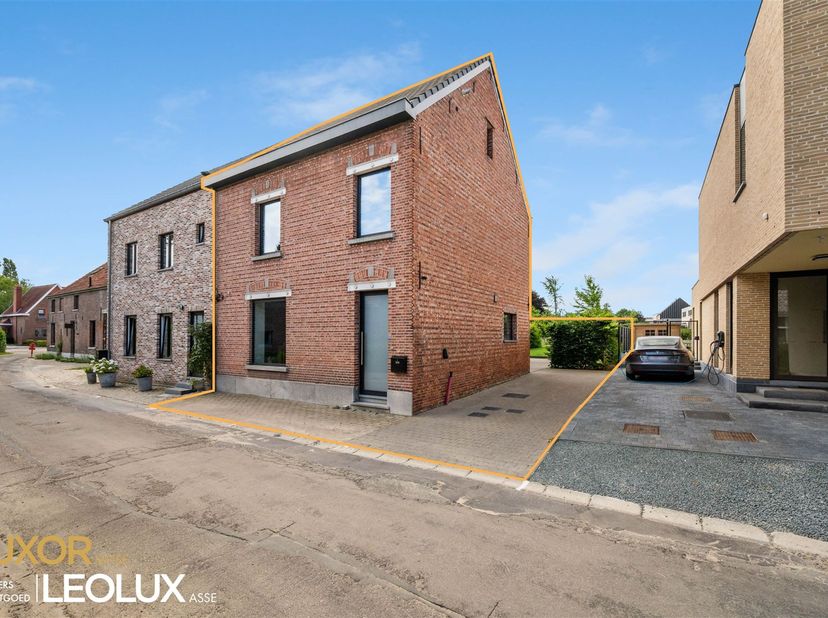 Deze gerenoveerde woning is gelegen in een rustige straat te Beigem en biedt een aangename combinatie van ruimte, comfort en functionaliteit. Op het g