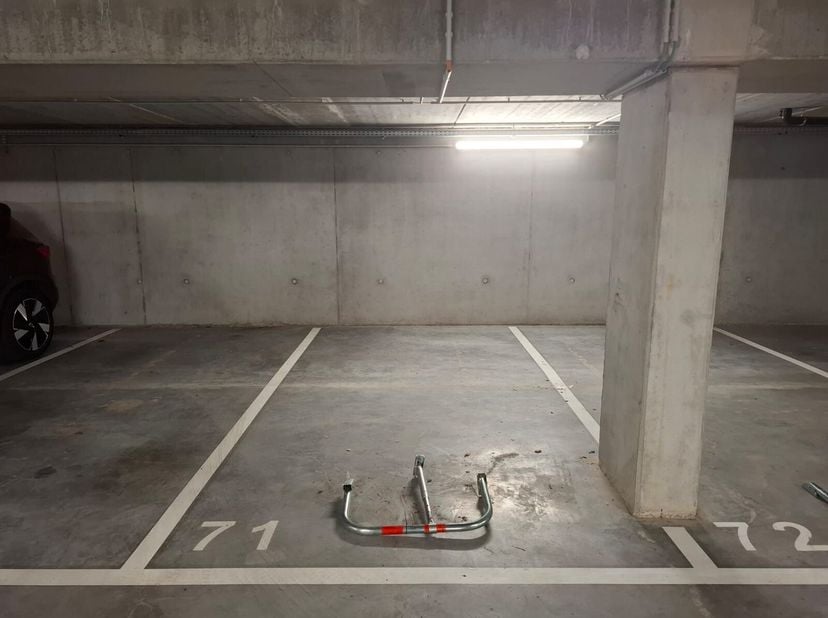Bent u op zoek naar een veilige en vlot toegankelijke parkeerplaats in Aalst? Dit ondergrondse garagecomplex op de site Pier Kornel biedt de ideale op