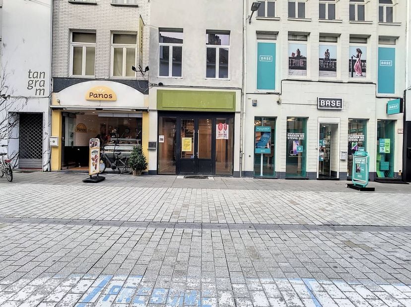 Handelspand te huur in hartje Kortrijk met bovenliggende verdiepingen en kelderruimte. <br />
<br />
Het handelspand bestaat uit een commerciële ruimt