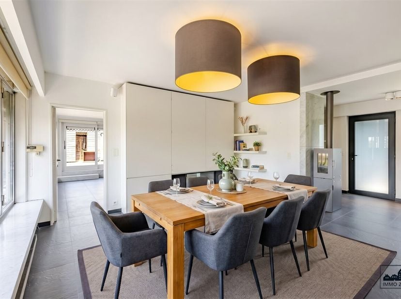 Bent u op zoek naar een ruim appartement met drie slaapkamers, centraal gelegen nabij tal van invalswegen? Lees dan zeker verder!<br />
U betreedt het