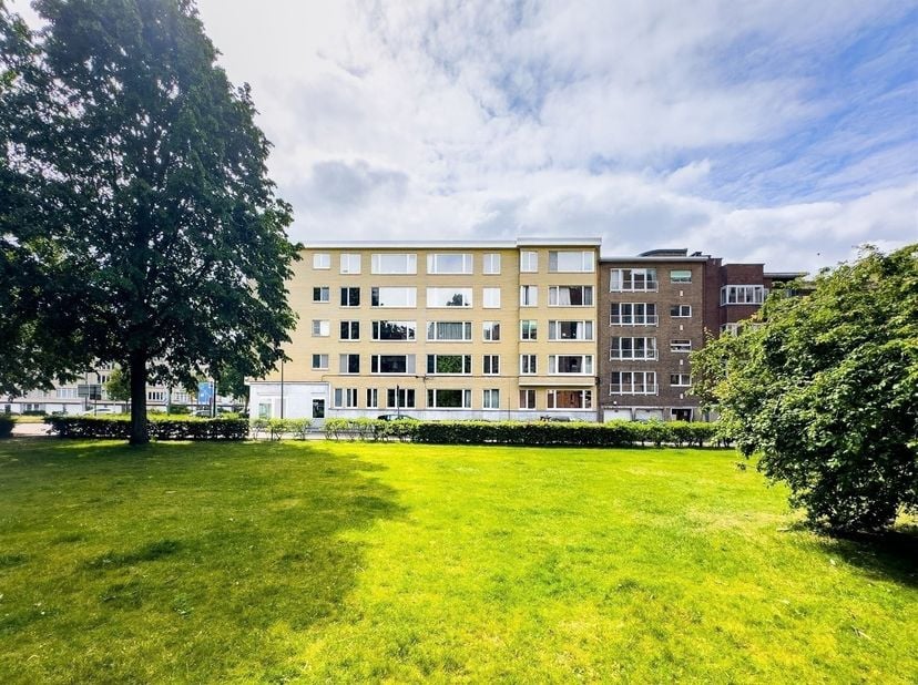 Dit instapklaar appartement is gelegen op de 4de verdieping van een verzorgd gebouw in de populaire Tentoonstellingswijk. Dankzij de ligging in een zi