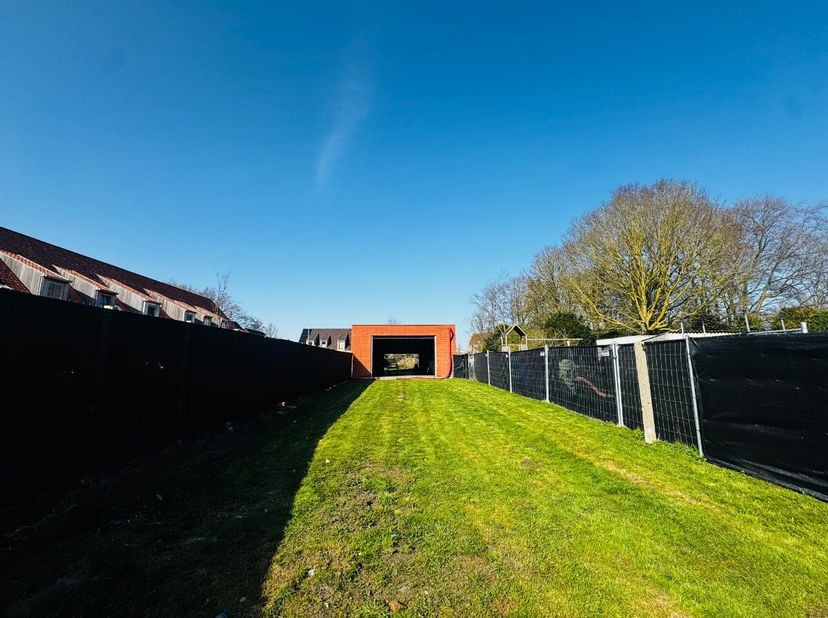 Ledegem - Nouveau hangar de 160 m² avec terrain constructible.Ce hangar récemment construit est situé à la périphérie de Ledegem et offre la possibili