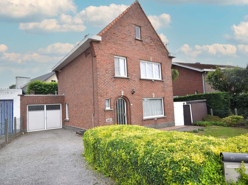 ROESELAARSESTRAAT 121<br />
8850 ARDOOIE <br />
<br />
Op zoek naar een karaktervolle woning met een uitstekende ligging? Deze charmante burgerwoning