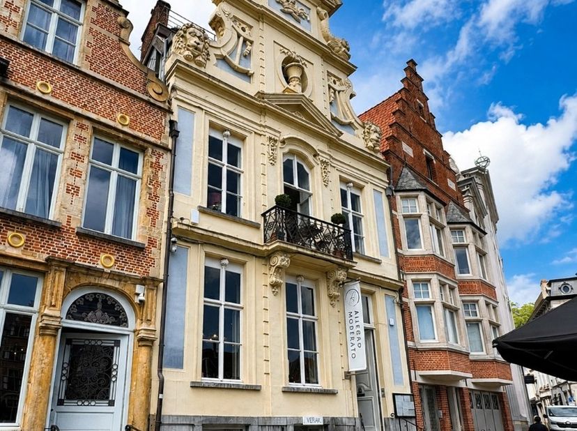 TE HUUR – GENT. In een statig herenhuis op een van de mooiste locaties van de stad bevindt zich dit klassevolle appartement op de eerste verdieping. V