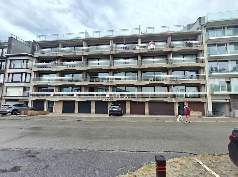 Te koop: praktische garage in Sint-Idesbald, gelegen aan de Oostendelaan, op korte afstand van zee en duinen. Deze garage biedt een veilige en droge p