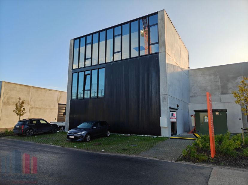Bien professionnel à louer
                    à 8200 Sint-Michiels