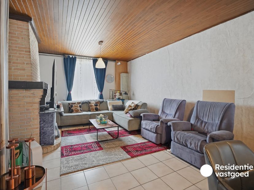 Ruime rijwoning met vier slaapkamers en diepe tuin op een perceel van 220 m², gunstig gelegen in Sint-Andries nabij winkels, openbaar vervoer en belan