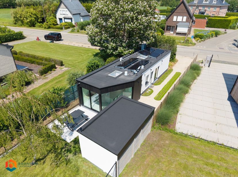 Op een centrale landelijke ligging te Schriek bevindt zich deze prachtig gerenoveerde bungalow als open bebouwing met 1 slaapkamer, aparte garage en z