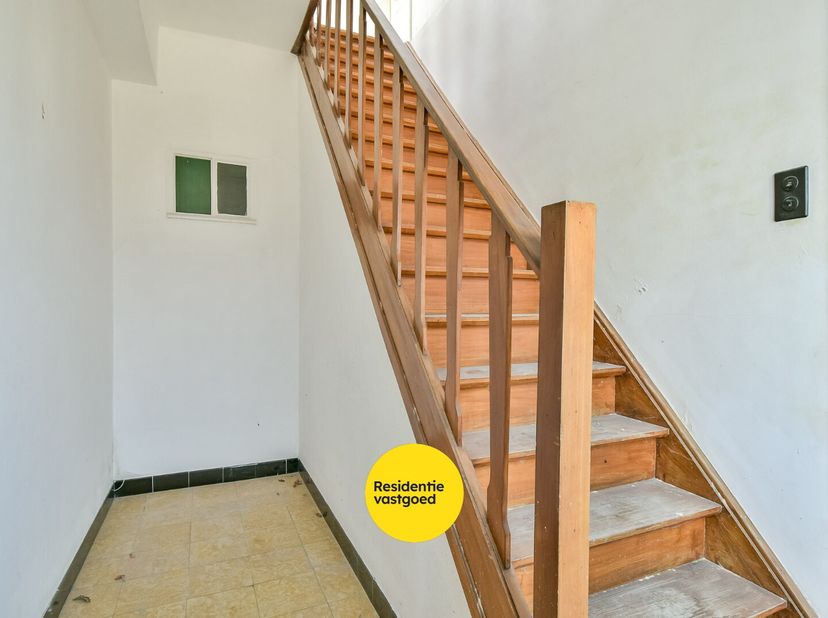Welkom in de Wingensestraat 7 te Hertsberge, een te renoveren woning met garage, autostaanplaats en zonnige tuin, gelegen in het charmante Hertsberge.