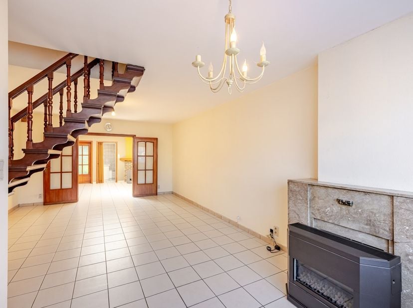 Afspraak BEZOEKDAG ENKEL telefonisch via Jari Wante op 0470 211 482.<br />
<br />
Ontdek deze prachtige lichtrijke woning, zeer gunstig gelegen nabi