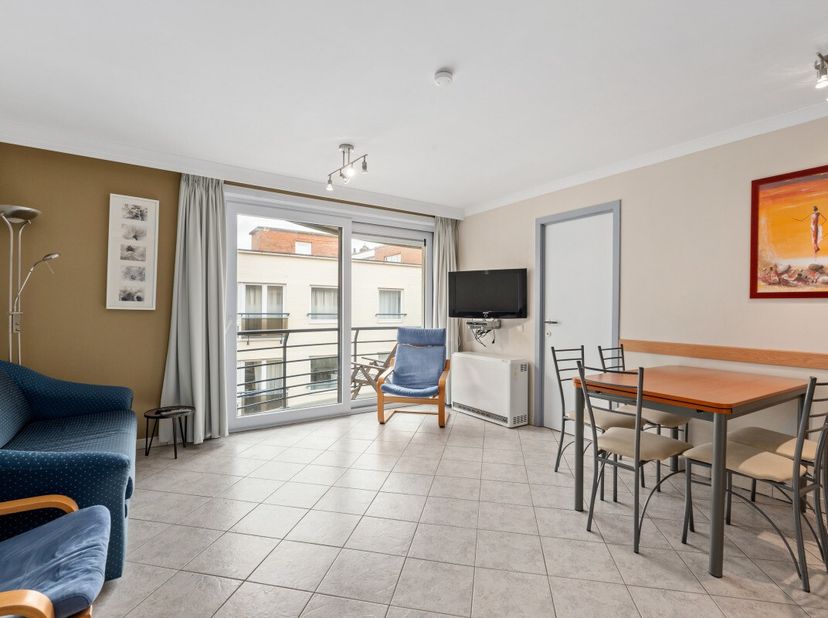 Te koop: ruim appartement in het centrum van Nieuwpoort, op korte afstand van zee, duinen en openbaar vervoer. Dit appartement, gebouwd in 2002, biedt