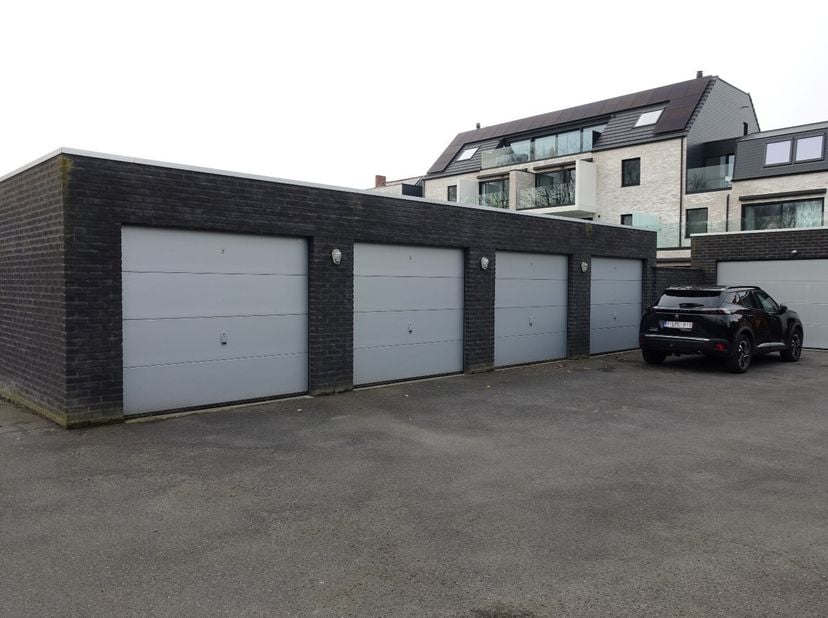 Gelegen langs de Gistelse Steenweg te Sint-Andries, net buiten het centrum van Brugge, treffen we deze garagebox aan. De garagebox heeft een binnenmaa