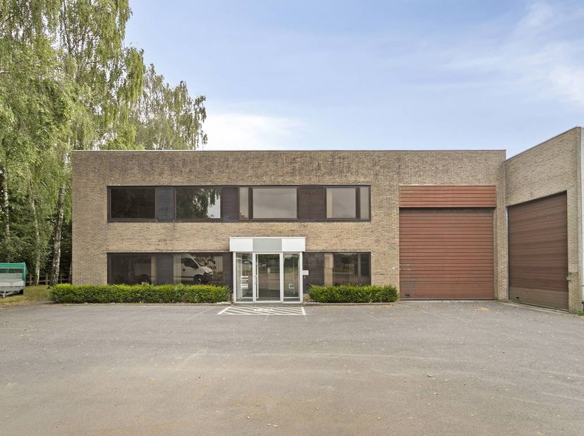 In Ooigem bieden wij dit functioneel bedrijfsgebouw te huur aan, bestaande uit een combinatie van kantoorruimte en magazijn.<br />
<br />
Kantoren: ge