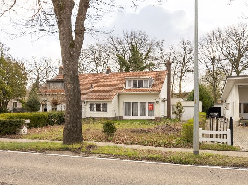 WOONHUIS MET VAKANTIEVERBLIJF -<br />
Woonhuis met vakantieverblijf in tuin, langs kanaal.<br />
De woning bestaat op het gelijkvloers uit een living
