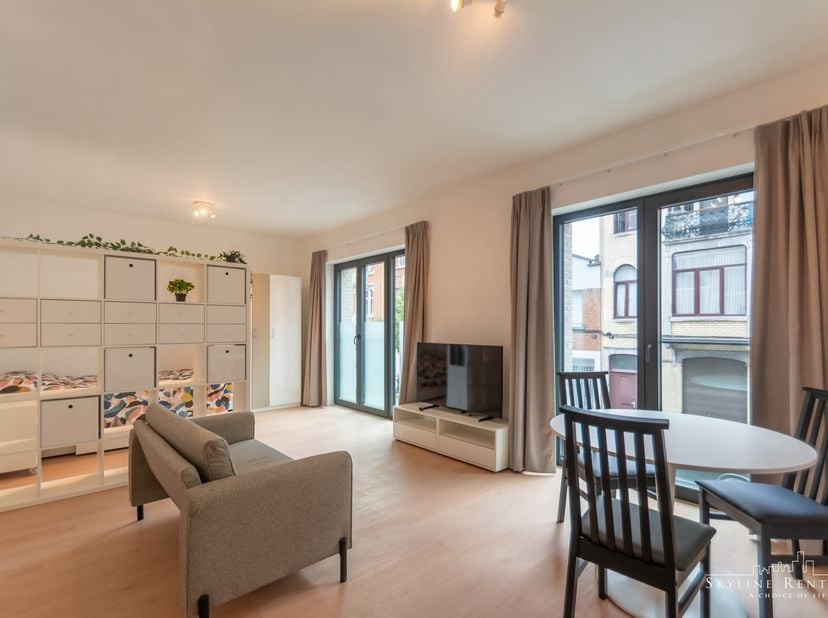 BESIDE A 1.2 – MINIMALE HUURTERMIJN 1 JAAR – Ideaal gelegen in een rustige straat in Etterbeek, geniet dit appartement van een uitstekende ligging op