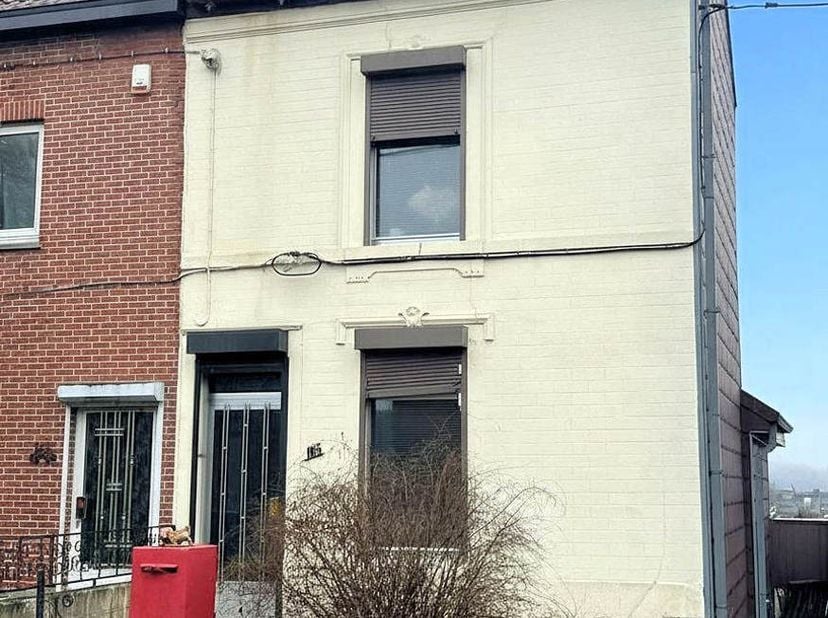 À Vendre : Maison 2 chambres avec jardin !<br />
Située au 165, rue des Auduins, 6060 GILLY, cette maison est idéale comme premier achat ou pour un in